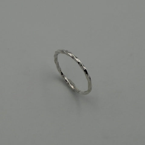 Slim Twist Ring